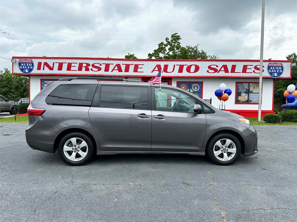 2018 Toyota Sienna LE's photo