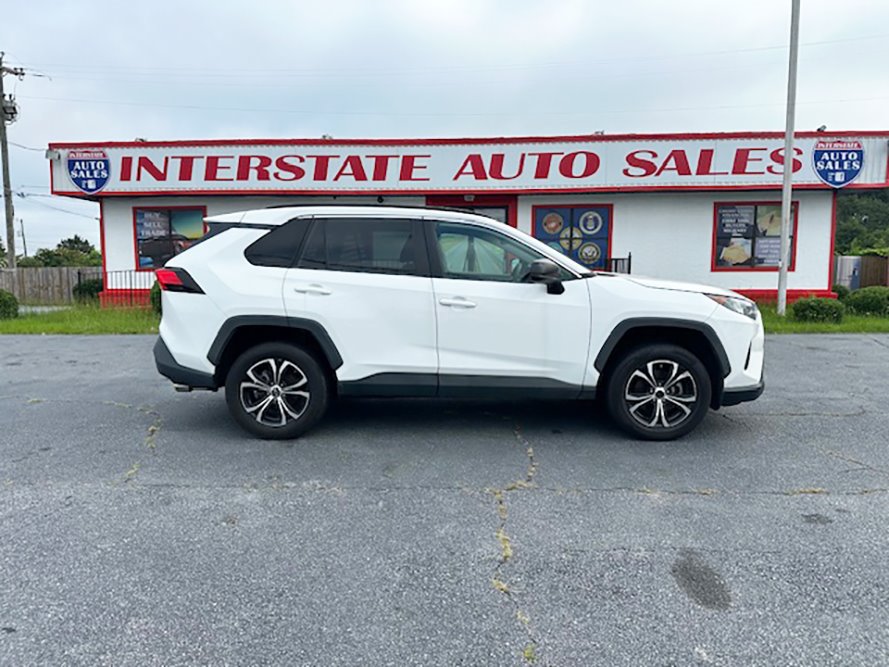 2020 Toyota RAV4 LE's photo