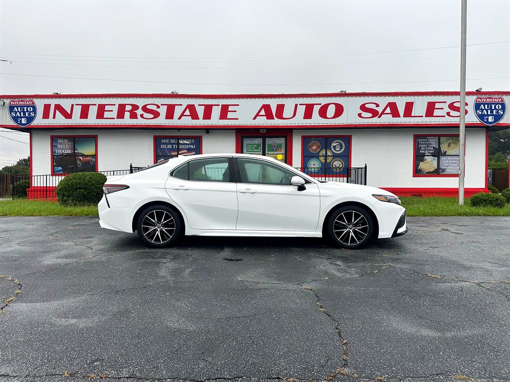 2023 Toyota Camry SE's photo