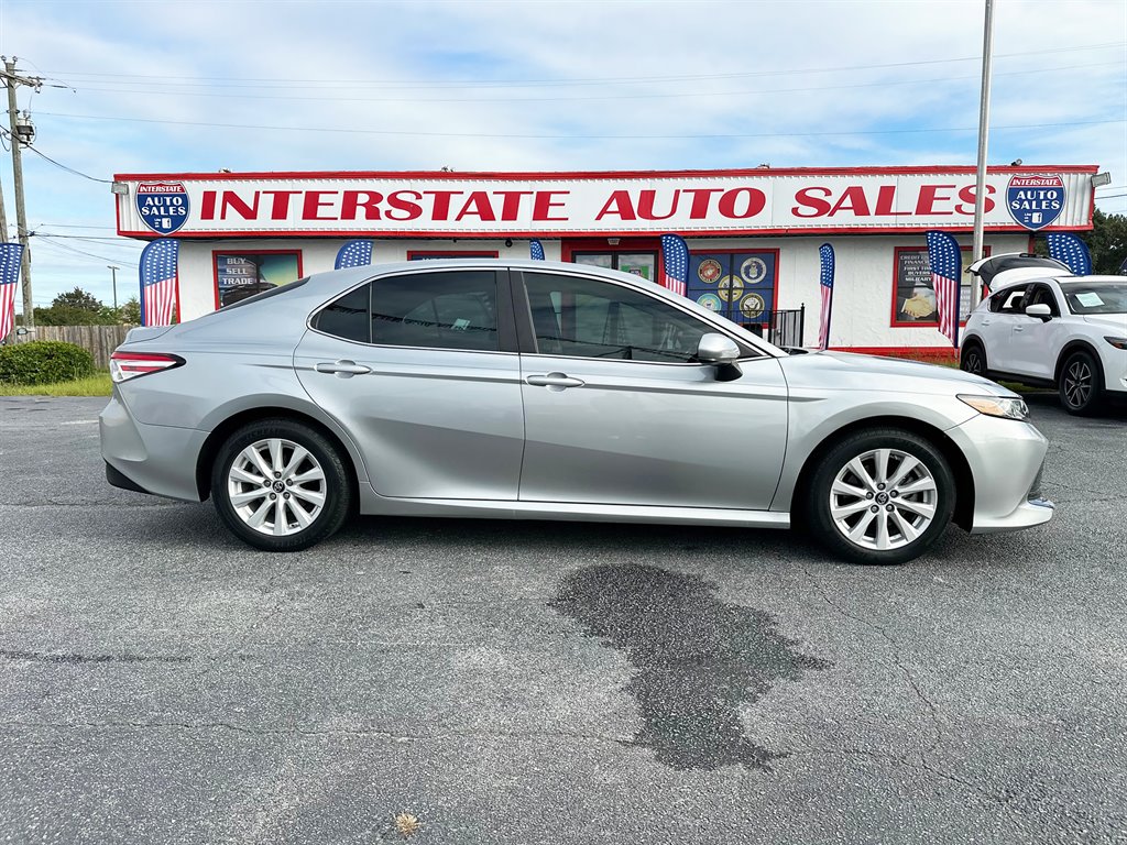 2018 Toyota Camry LE's photo