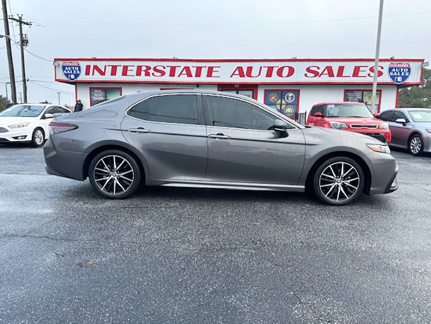 2023 Toyota Camry SE's photo